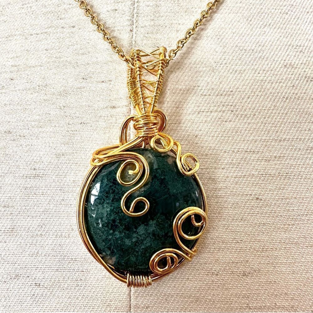 Moss agate gold tone pendant necklace
